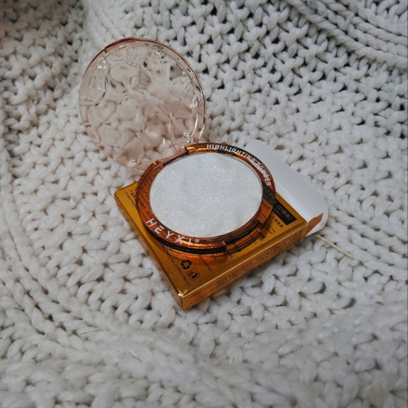 Hexye Highlighter Compact Silver (NWT) Never Been Used! - Picture 1 of 2